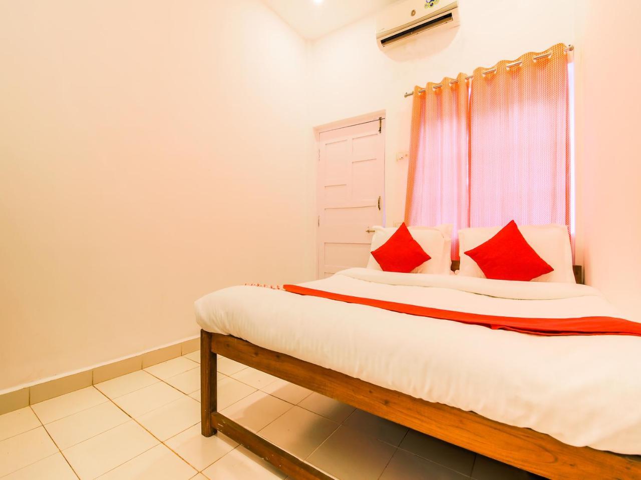 Oyo 22056 Arambol Plaza Beach Resort Exterior photo
